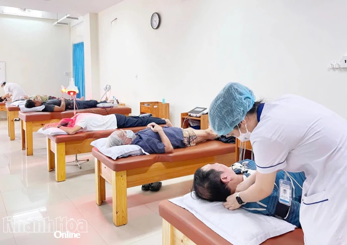 Chăm sóc sức khỏe người cao tuổi vào mùa lạnh