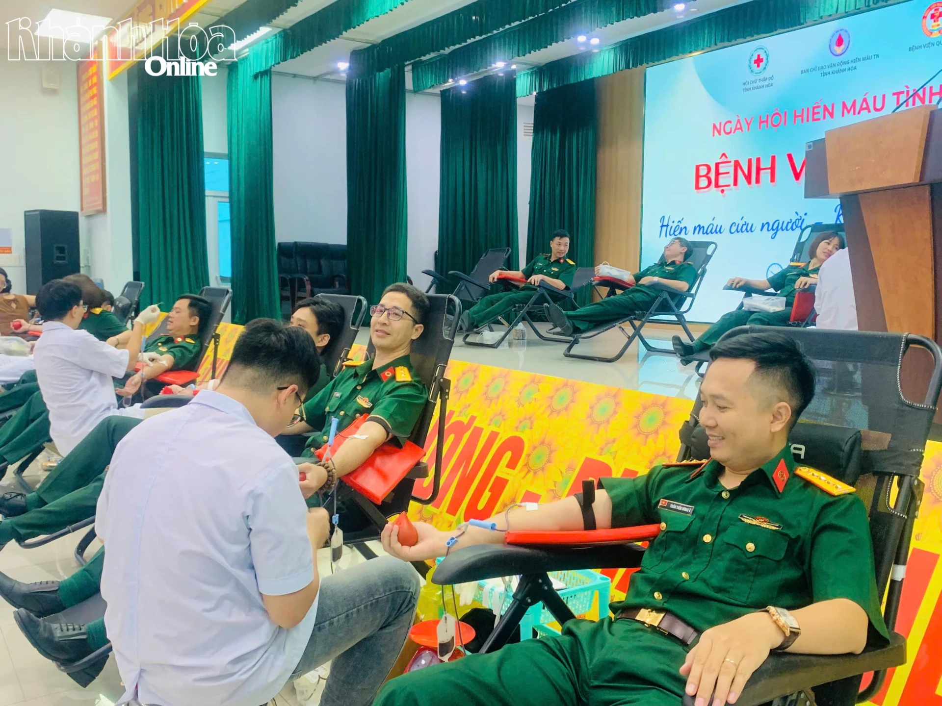 Cán bộ, chiến sĩ Bệnh viện Quân Y 87 tham gia hiến máu cứu người
