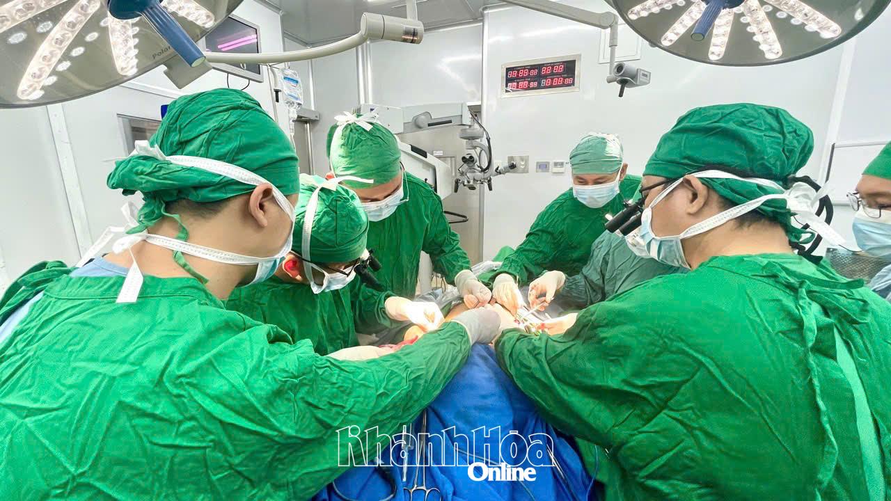 Thực hiện ca phẫu thuật tại Bệnh viện Đa khoa Khánh Hòa