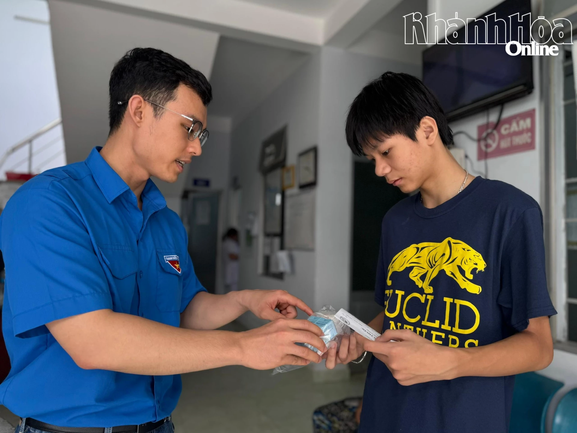 Y, bác sĩ Bệnh viện Đa khoa Khánh Hòa phát và hướng dẫn người dân sử dụng thuốc.