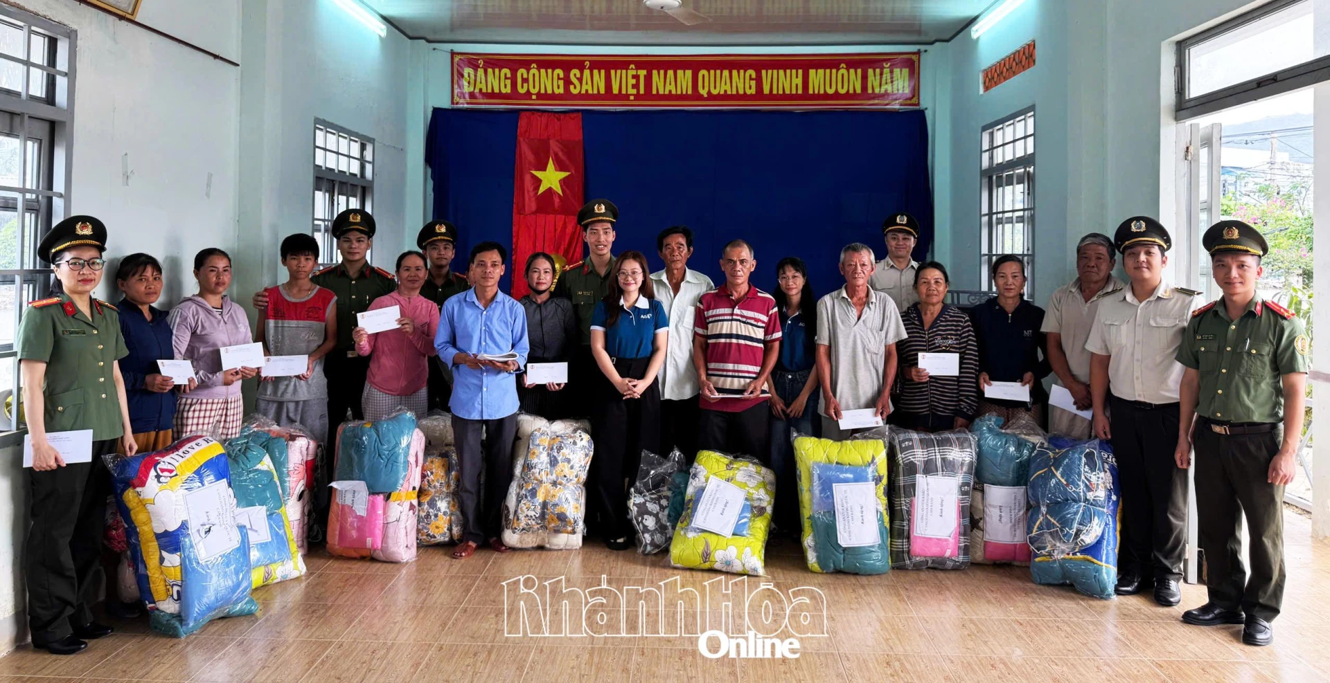 Đoàn công tác trao quà cho người dân ở thôn 3, xã Diên Điền