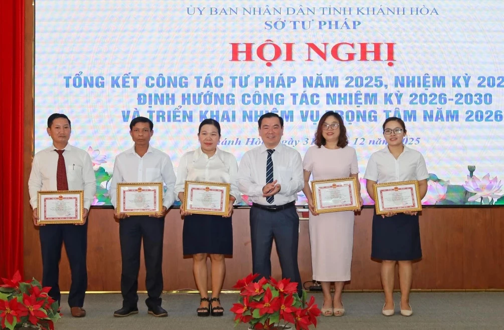 Các tập thể được nhận giấy khen.