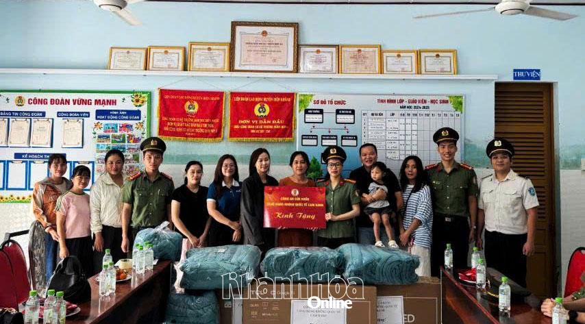Cán bộ, chiến sĩ Công an cửa khẩu Cảng Hàng không quốc tế Cam Ranh trao quà cho Trường Mầm non Diên Phước