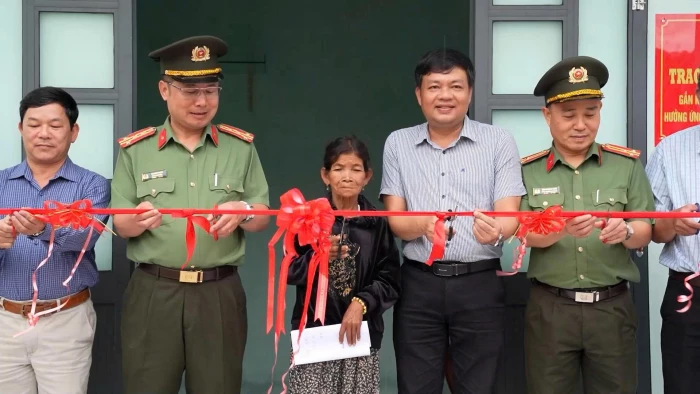 [VIDEO] Công an tỉnh Khánh Hòa tiếp tục bàn giao 2 căn nhà cho người dân trong “Chiến dịch Quang Trung”