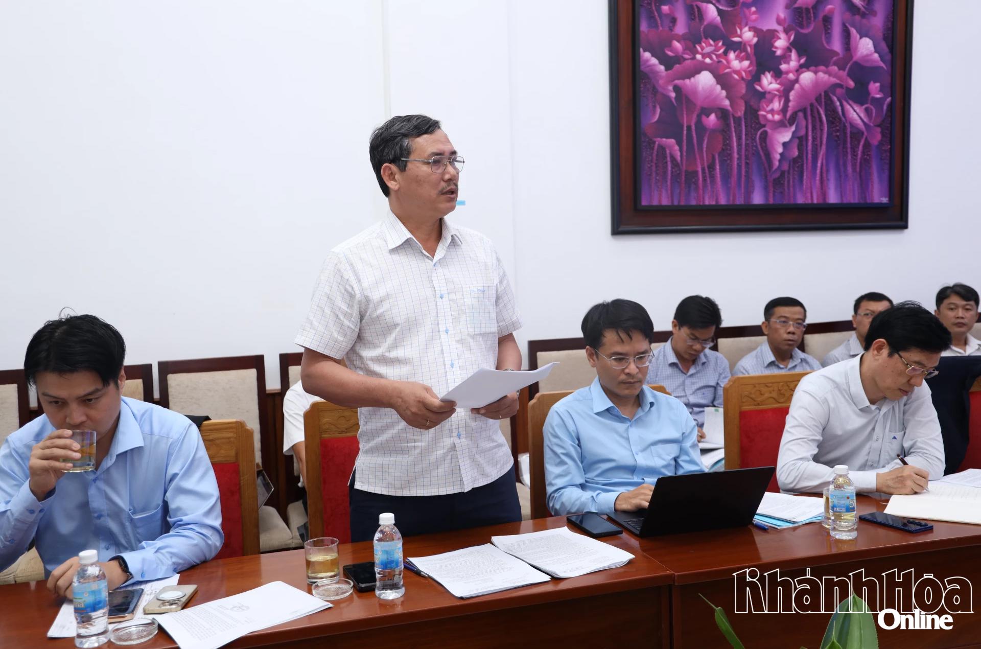 Lãnh đạo Công ty Cổ phần Cảng Cam Ranh báo cáo hoạt động của Cảng Cam Ranh.