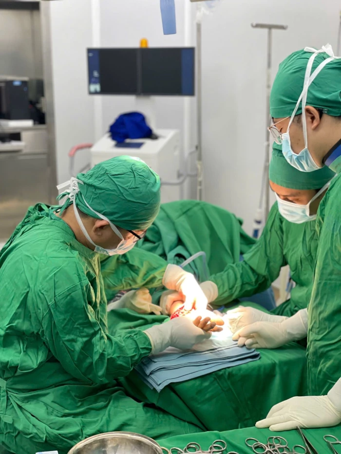 Bệnh viện Đa khoa Khánh Hòa phẫu thuật, nối thành công cổ tay đứt lìa cho một bệnh nhân