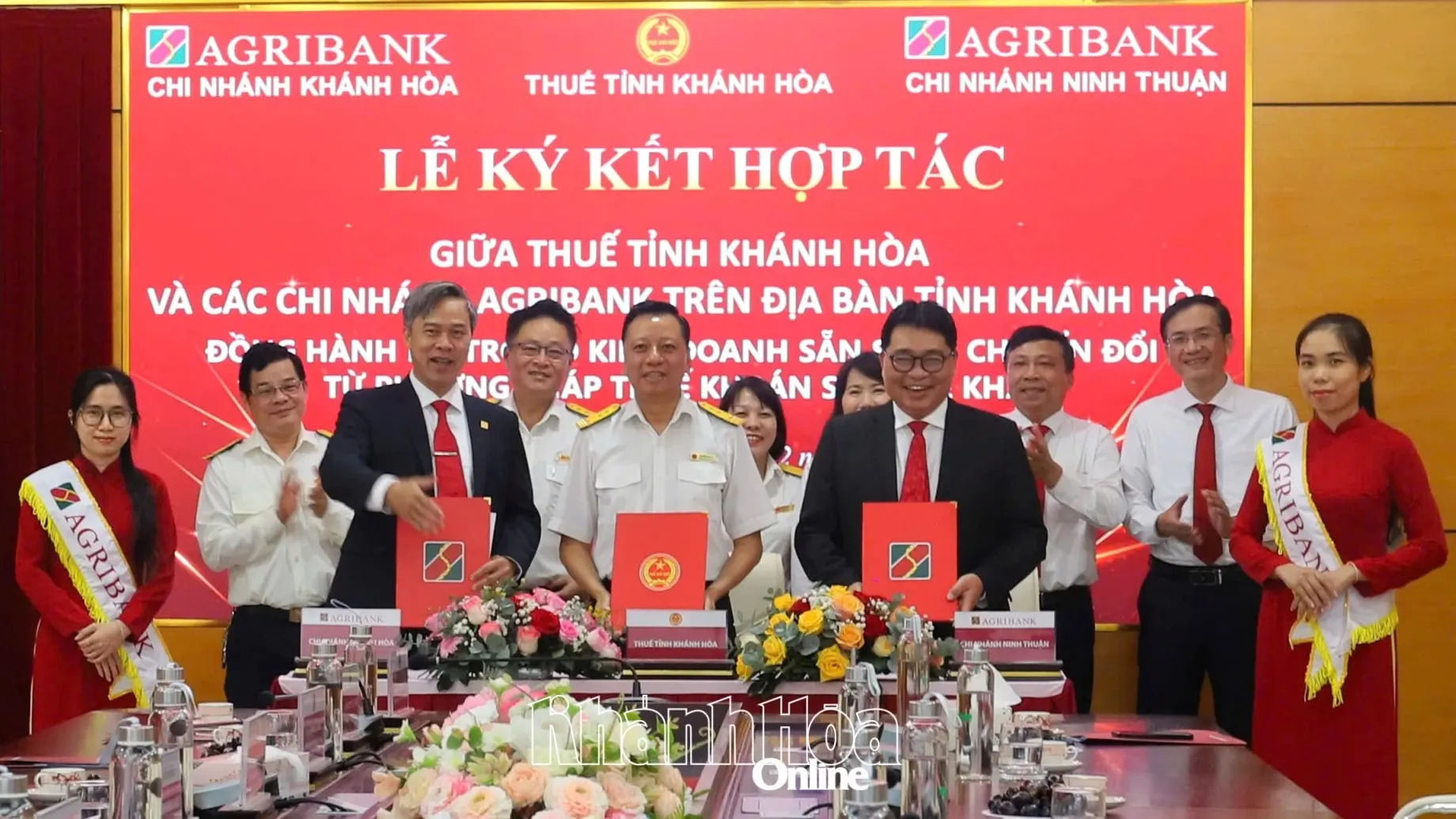 Các bên thực hiện nghi thức ký kết.