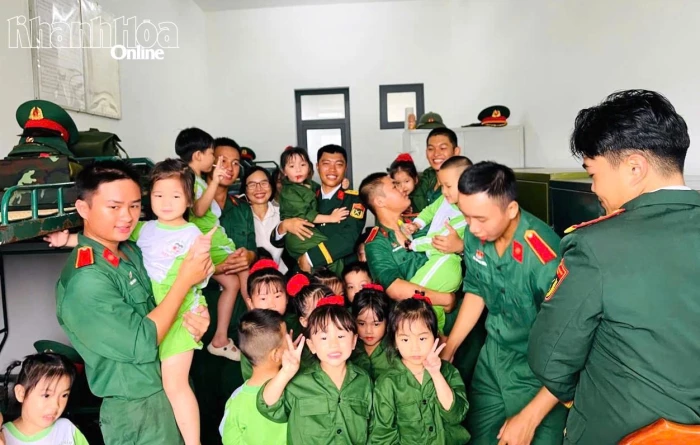 Trường Mầm non Ninh Tây và Ninh Sim tham quan, trải nghiệm thực tế tại Trường Sĩ quan Thông tin