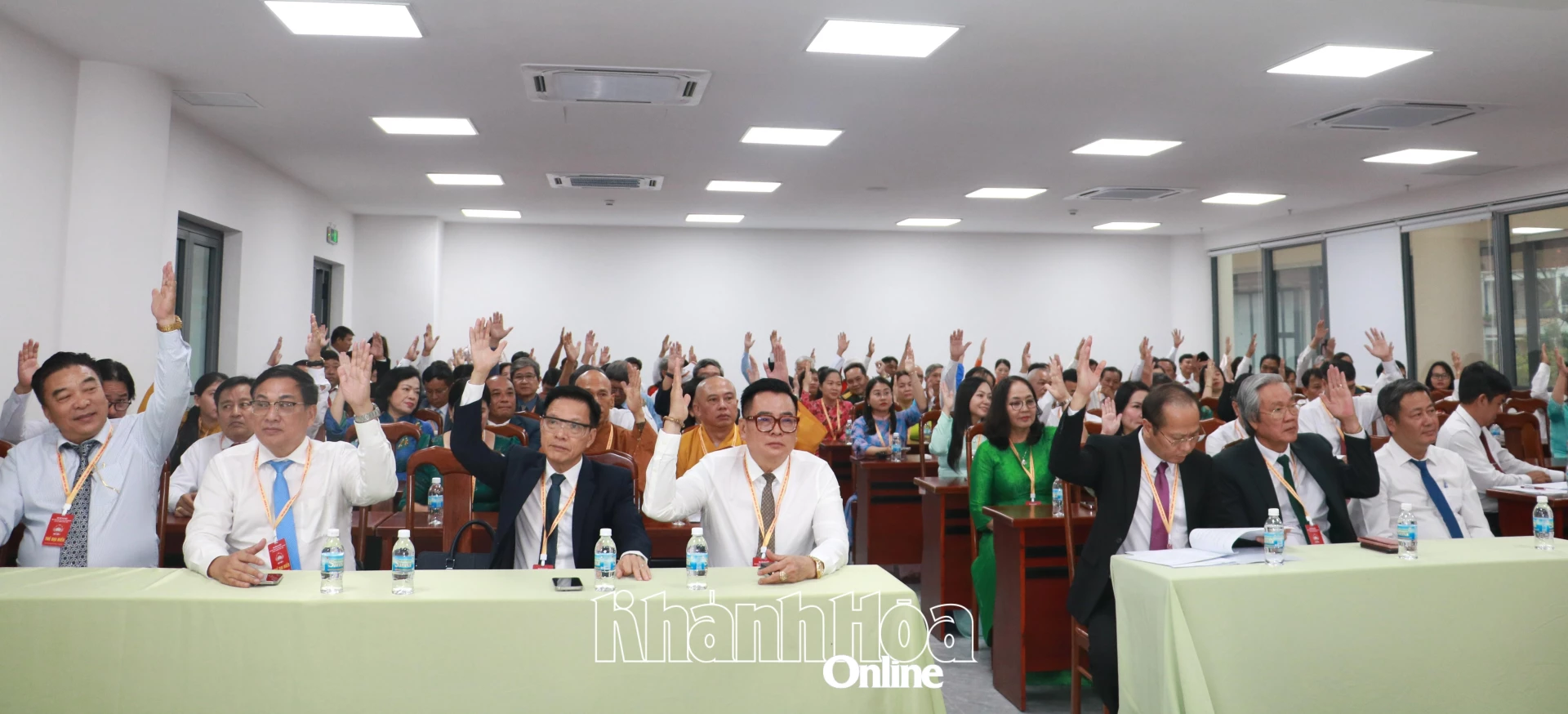 Các đại biểu biểu quyết số lượng Ban Thường trực Ủy ban MTTQ Việt Nam tỉnh nhiệm kỳ 2025 - 2030.
