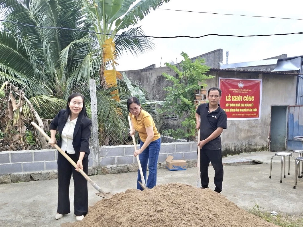 Các đại biểu và gia đình thực hiện nghi thức khởi công (Ảnh do đơn vị cung cấp)