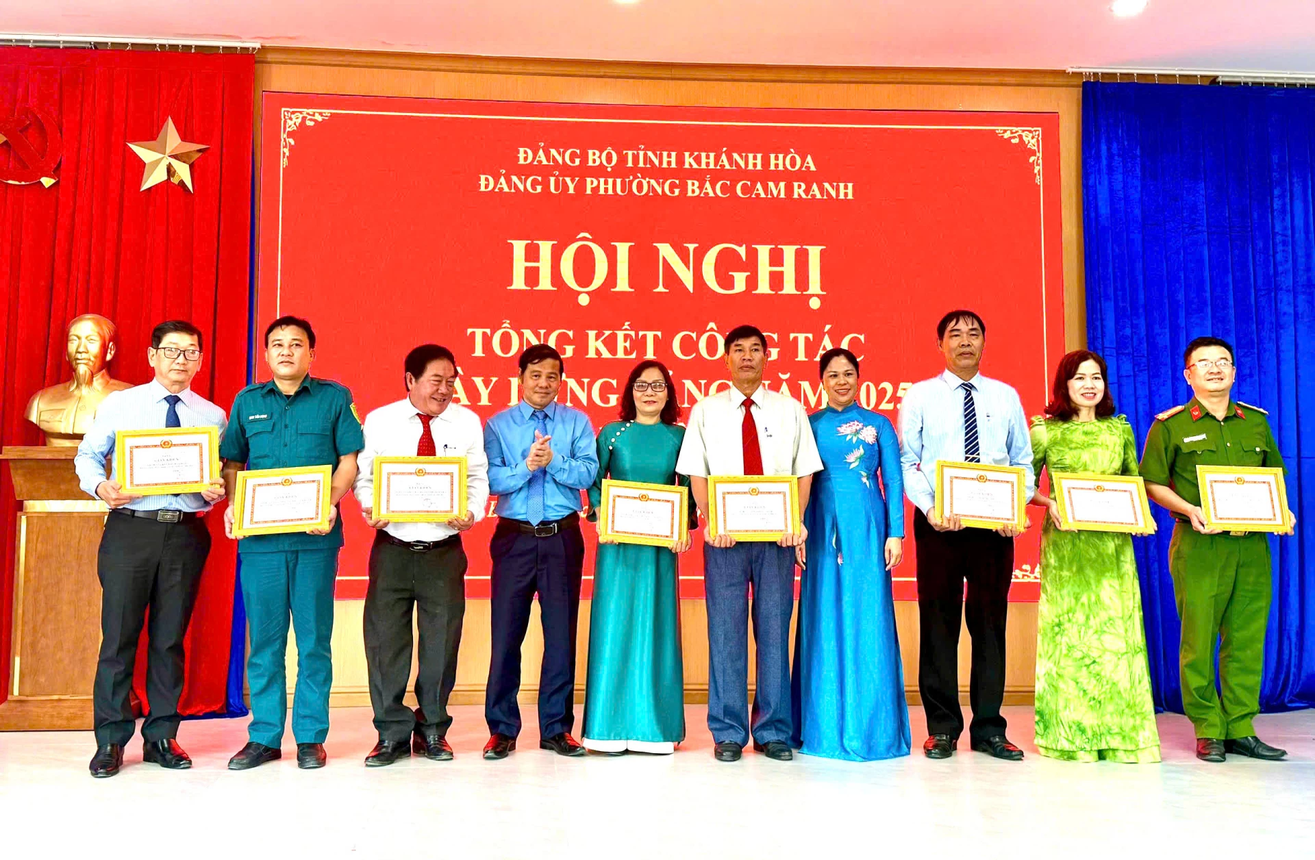 Các tập thể được khen thưởng tại hội nghị.