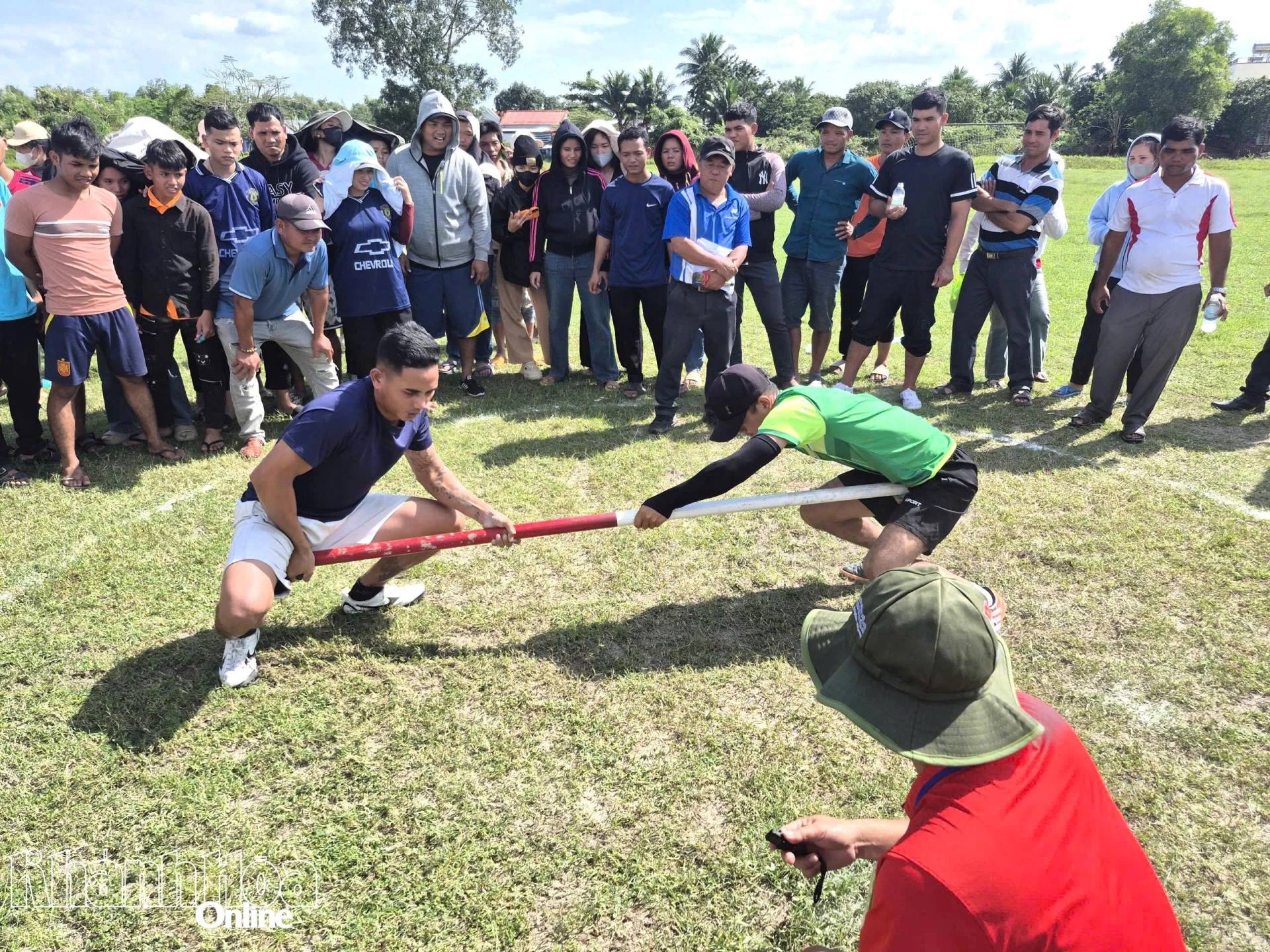 Các vận động viên tham gia môn đẩy gậy