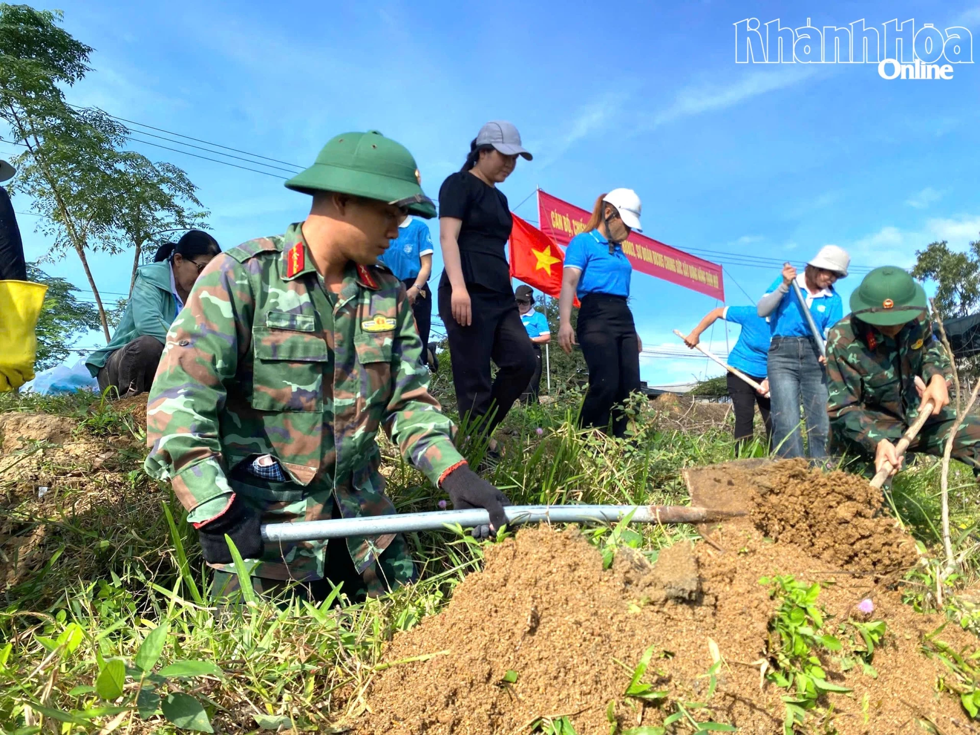 Cán bộ Sư đoàn Bộ binh 305 và cán bộ, hội viên phụ nữ xã nạo vét kênh mương tại thôn Buôn Đung