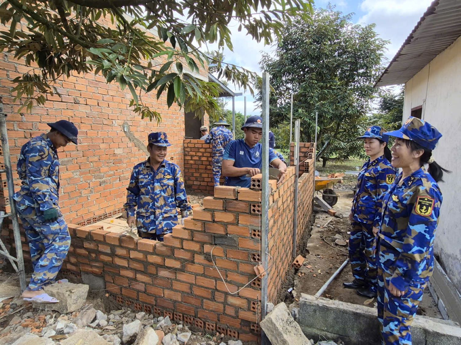 Căn nhà của gia đình ông Phạm Ngọc Bình đang được tổ công tác Vùng 4 Hải quân đẩy nhanh tiến độ, dự kiến hoàn thành vào đầu tháng 1-2026.