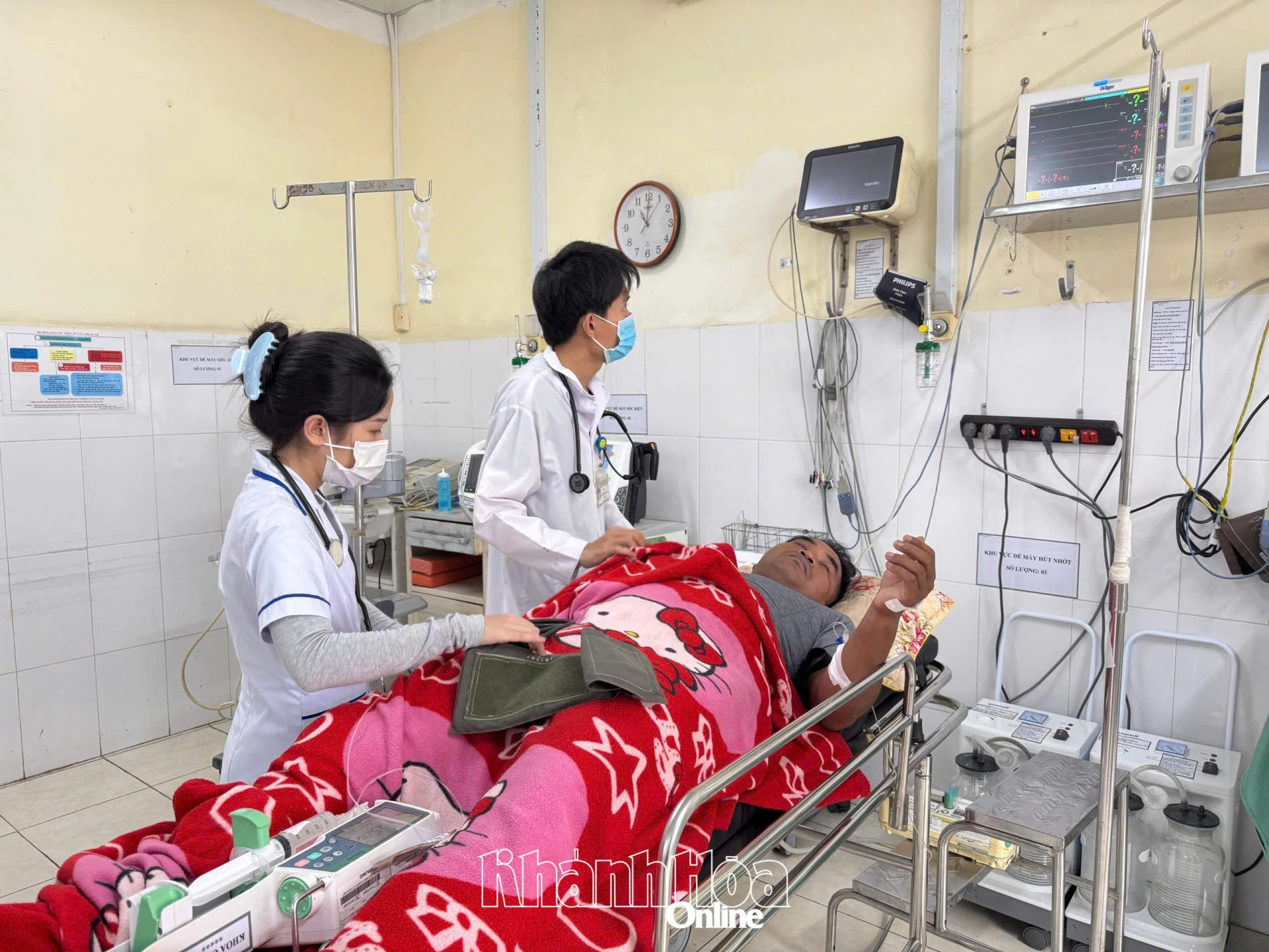 Bác sĩ Trung tâm Cấp cứu 115 phối hợp với bác sĩ Bệnh viện Đa khoa Khánh Hòa cấp cứu trường hợp đột quỵ được Trung tâm Y tế khu vực Khánh Sơn chuyển đến theo quy trình báo động đỏ.
