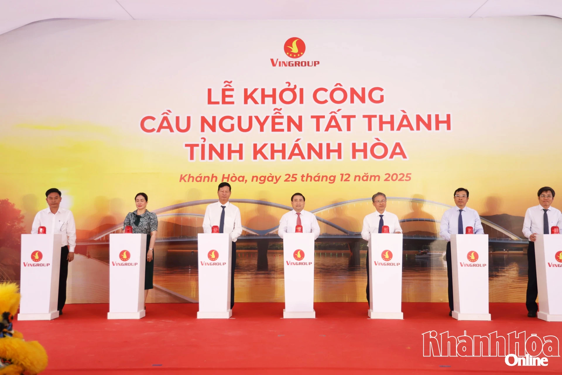 Các đại biểu bấm nút khởi công cầu Nguyễn Tất Thành.