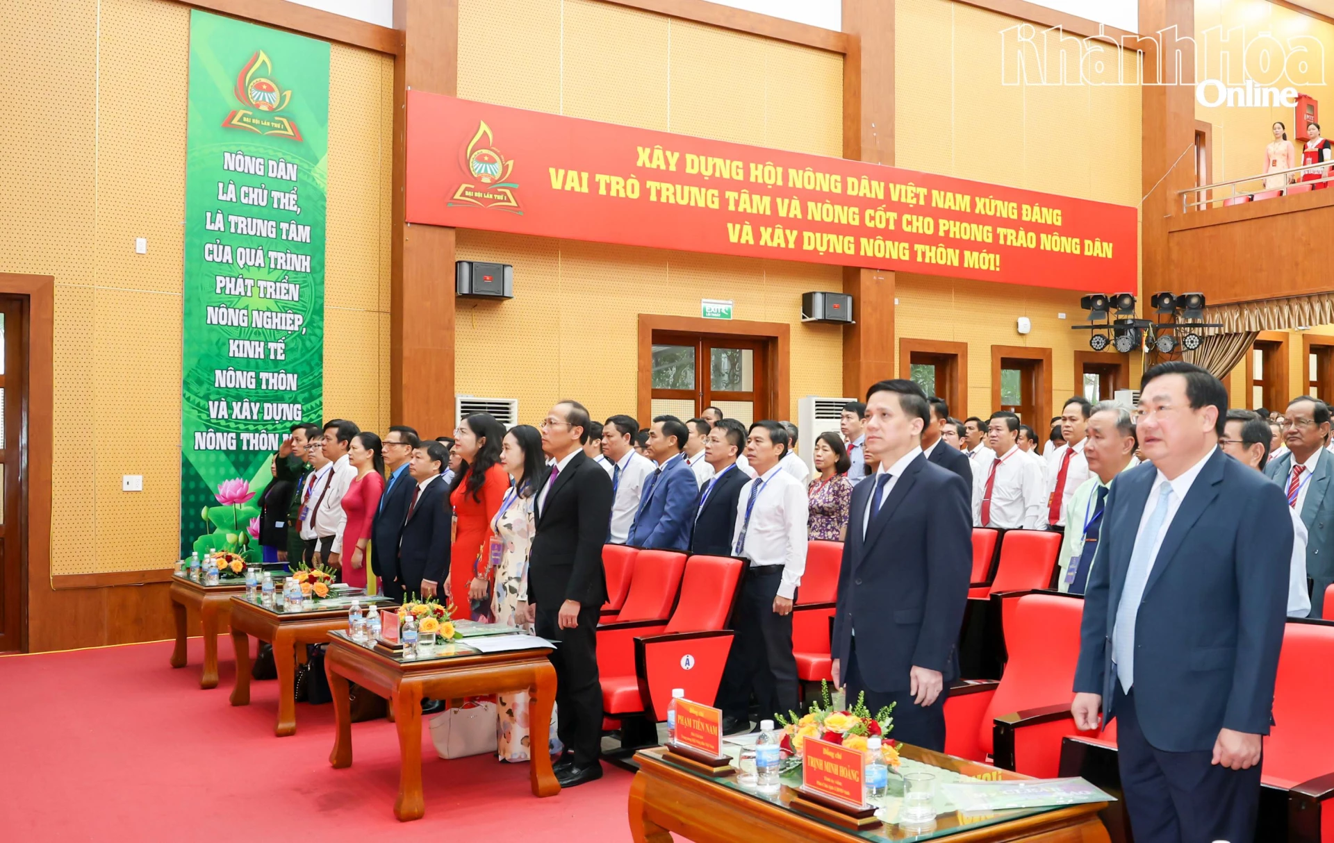 Các đại biểu thực hiện nghi thức chào cờ