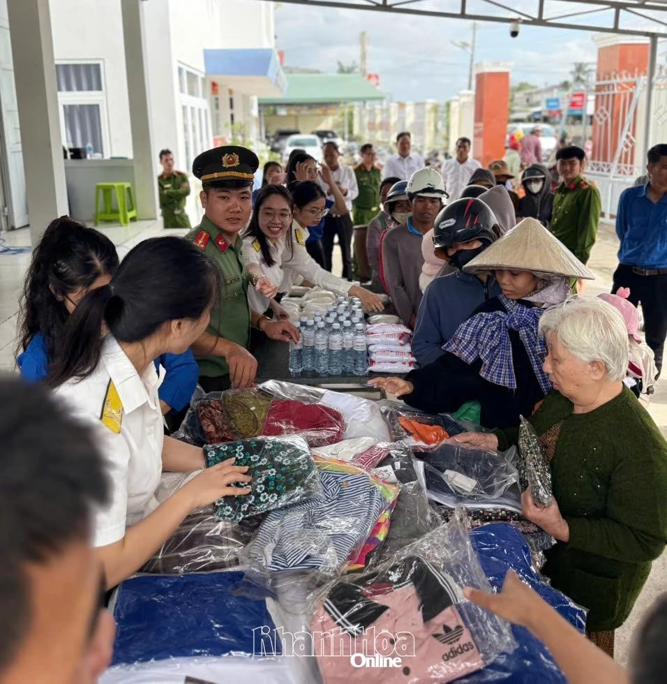 Người dân chọn đồ tại Cửa hàng 0 đồng.