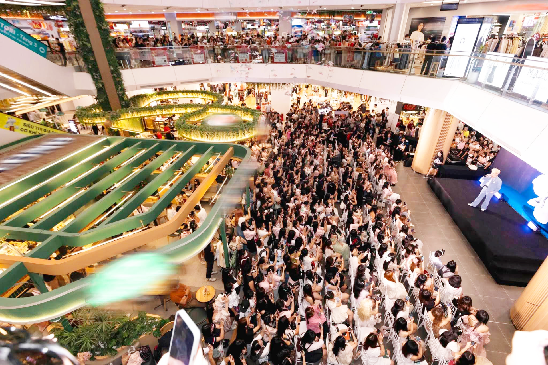 Chuỗi TTTM Vincom sẽ liên tiếp chiêu đãi khách mua sắm loạt sự kiện sôi động vào tháng 12.