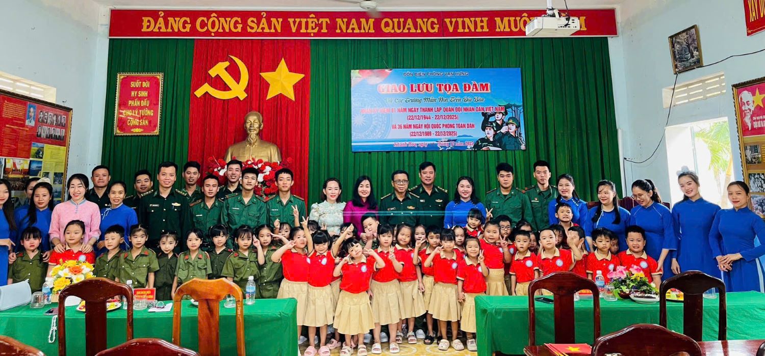 Chụp ảnh lưu niệm cùng cán bộ, chiến sĩ đơn vị.