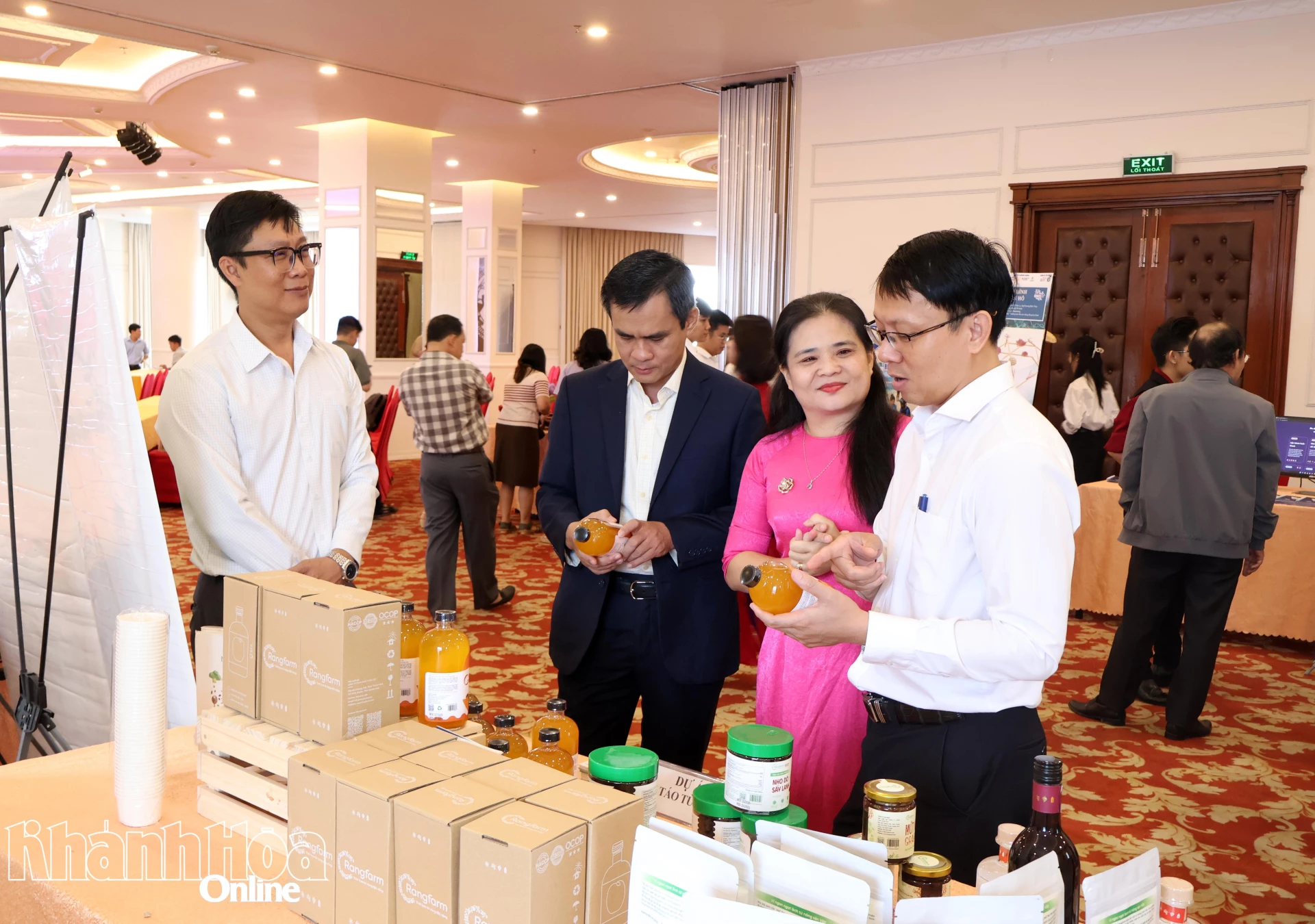 Phó Chủ tịch UBND tỉnh Nguyễn Thanh Hà và các đại biểu tham quan gian hàng đội thi.