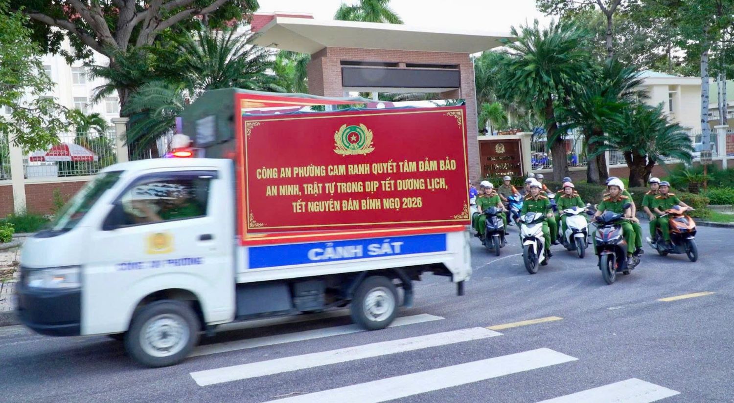 Công an phường và các ban, ngành đoàn thể, lực lượng đoàn viên thanh niên phường ra quân tuyên truyền trên các trục đường chính của địa phương.