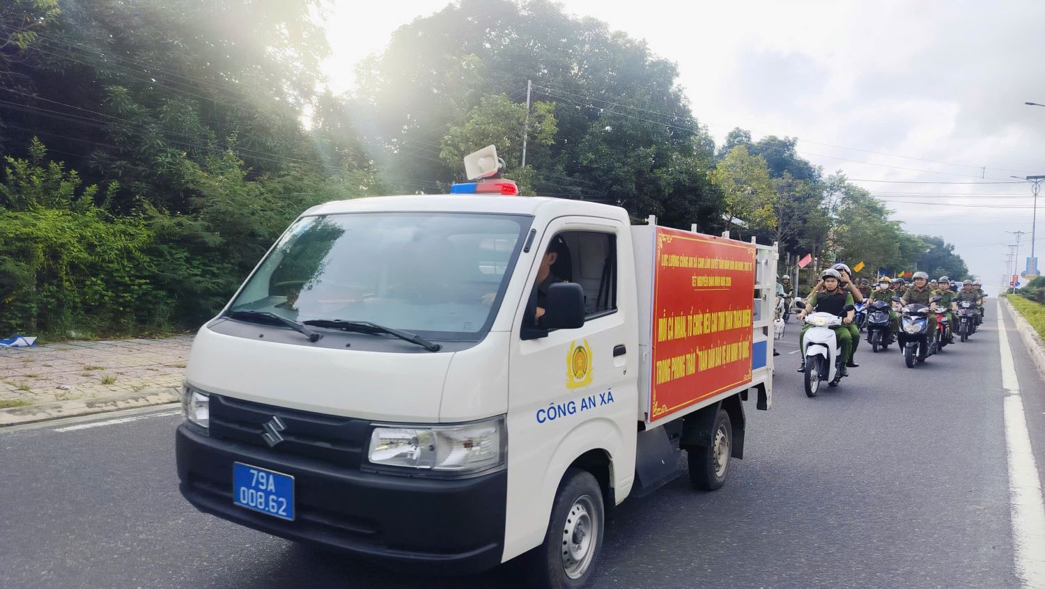 Công an xã Cam Lâm ra quân diễu hành trên các trục đường chính.
