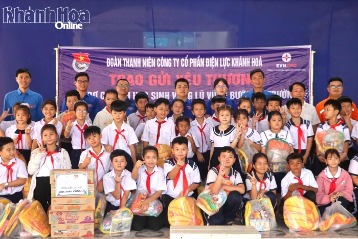 Đoàn Thanh niên Công ty Cổ phần Điện lực Khánh Hòa trao 300 suất quà hỗ trợ người dân vùng lũ