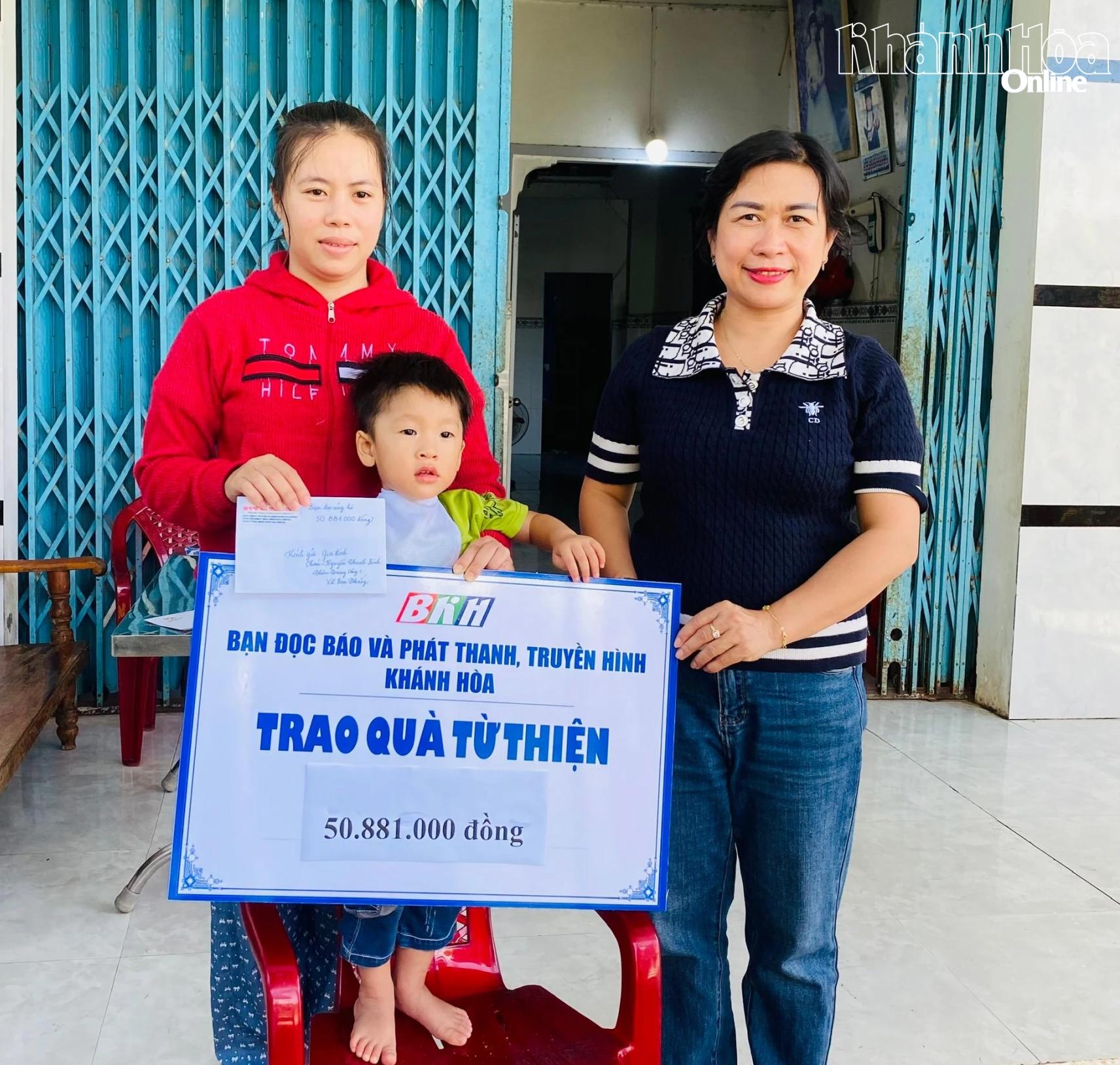 Đại diện Báo và Phát thanh, Truyền hình Khánh Hòa trao tiền của bạn đọc ủng hộ 50,881 triệu đồng cho gia đình cháu Nguyễn Thanh Bình.