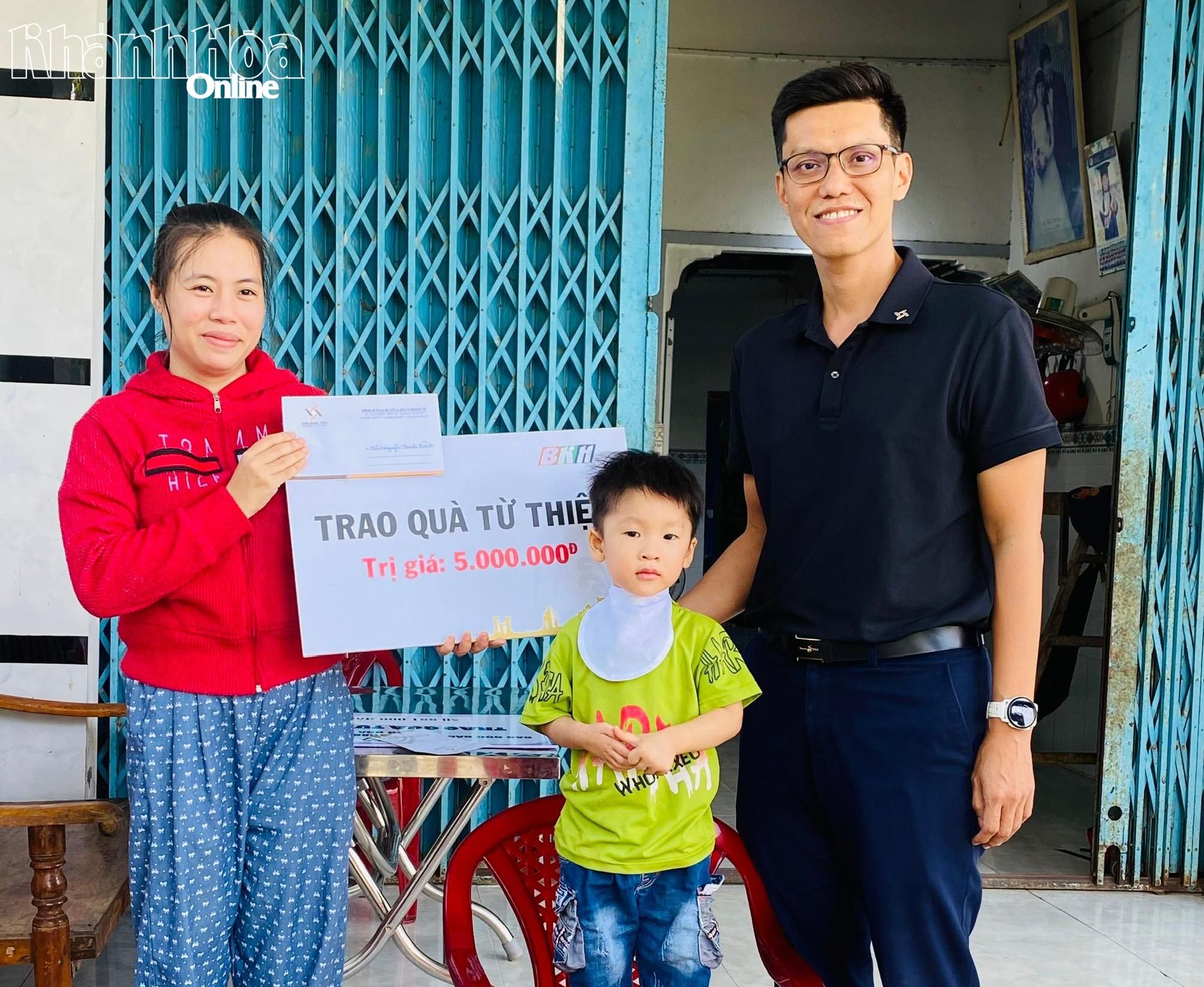 Ông Đỗ Nguyễn - Phó Giám đốc Công ty TNHH Tư vấn và Đầu tư Trung Tín trao tiền ủng hộ cho gia đình cháu Nguyễn Thanh Bình.