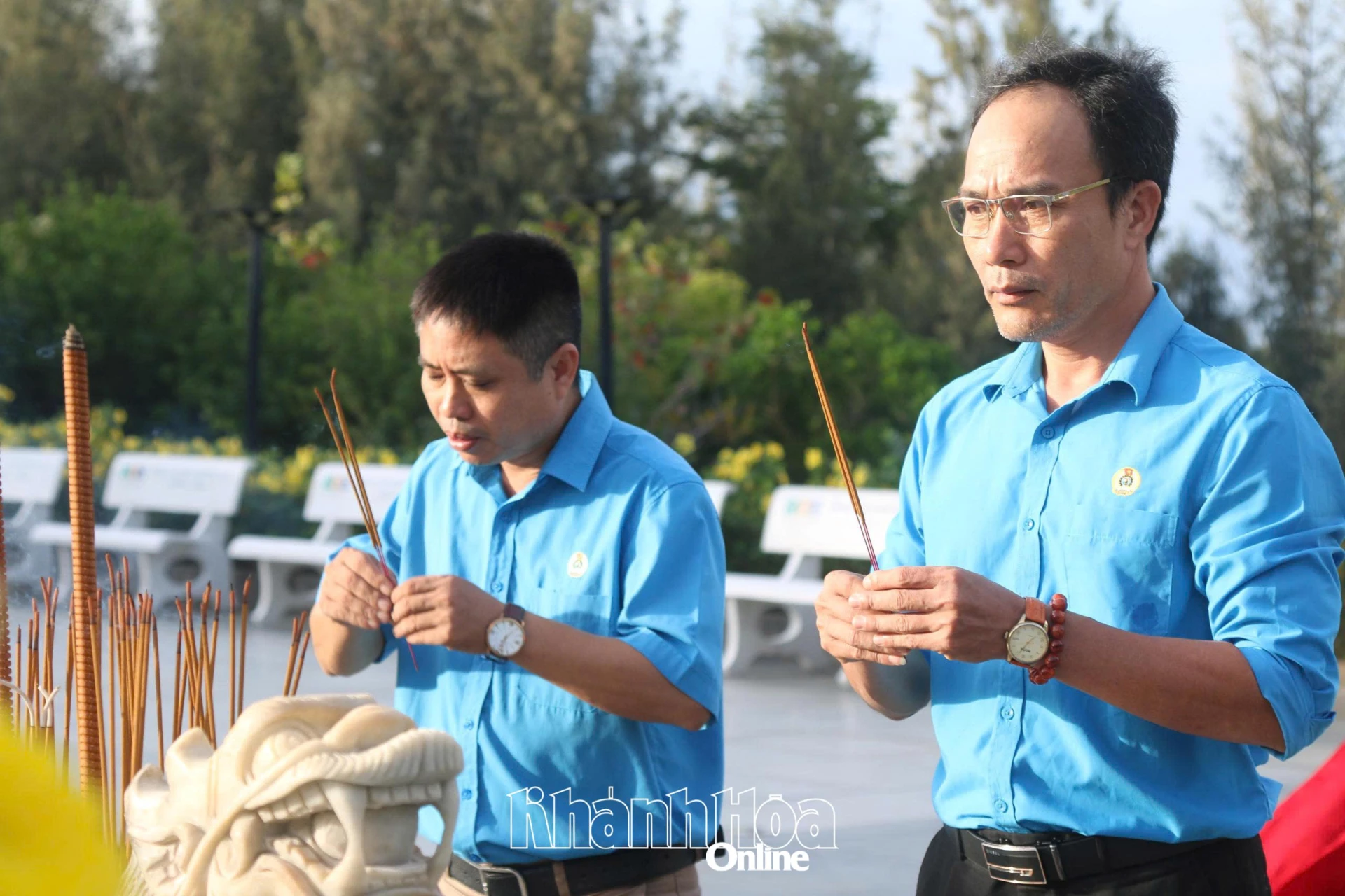 Các cán bộ công đoàn dâng hương tưởng nhớ công ơn các anh hùng liệt sĩ.