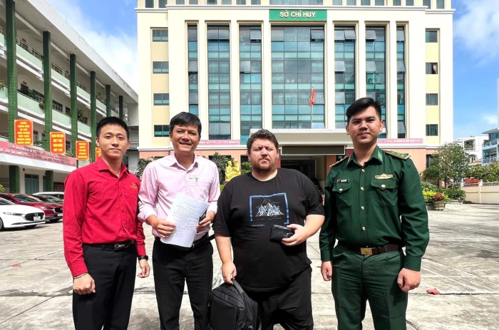 Bộ đội Biên phòng tỉnh Khánh Hòa trao lại tài sản bị đánh rơi cho du khách Nga