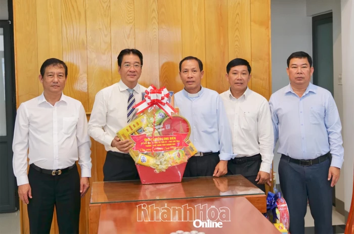 Phó Chủ tịch Thường trực UBND tỉnh Nguyễn Long Biên thăm, chúc mừng các cơ sở tôn giáo nhân dịp Giáng sinh