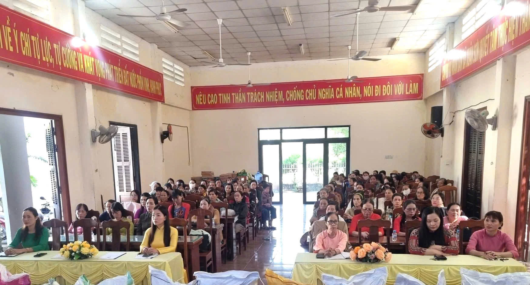 Các đại biểu tham dự hội nghị.