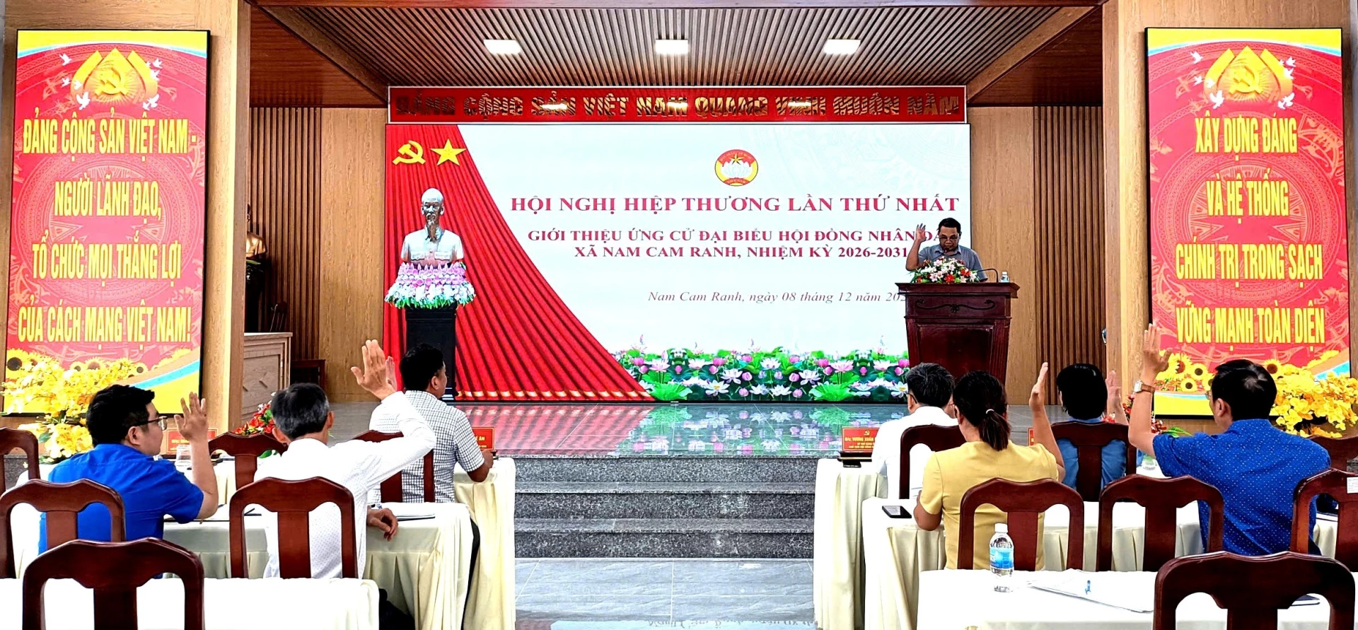 Đại biểu biểu quyết thông qua số lượng, cơ cấu thành phần giới thiệu ứng cử đại biểu HĐND xã Nam Cam Ranh.