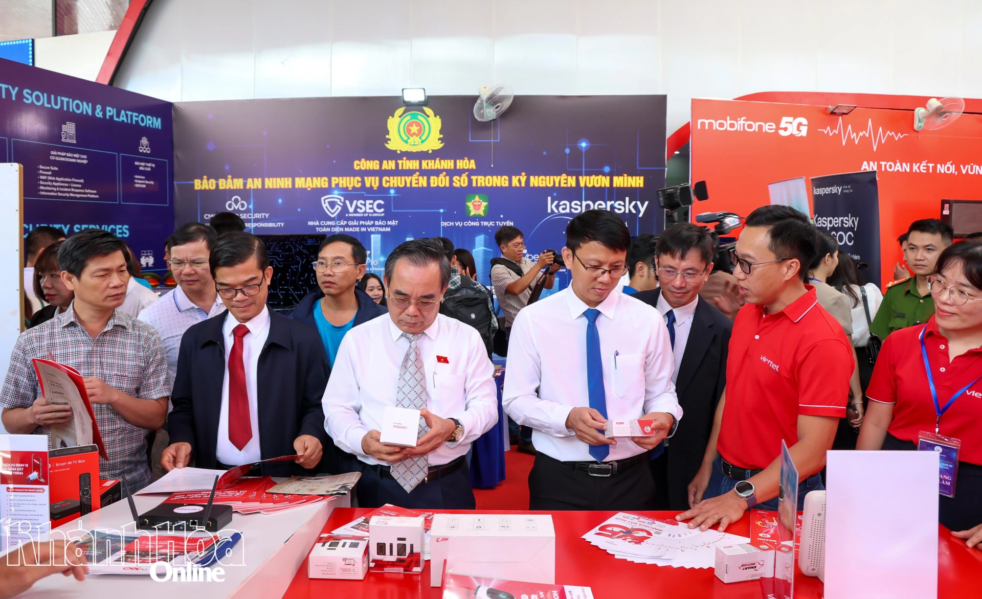 Đại biểu tham quan gian hàng của Viettel.