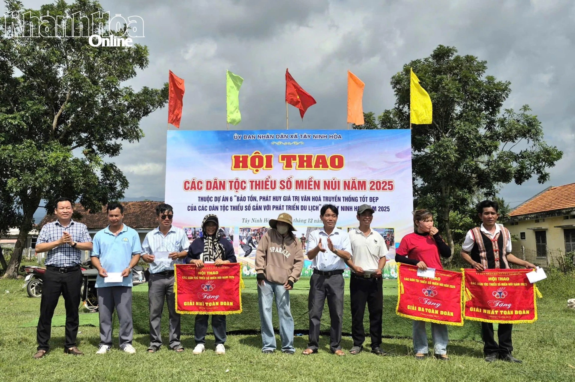 Đại diện Ban tổ chức trao giải Nhất, Nhìn, ba toàn đoàn cho các thôn