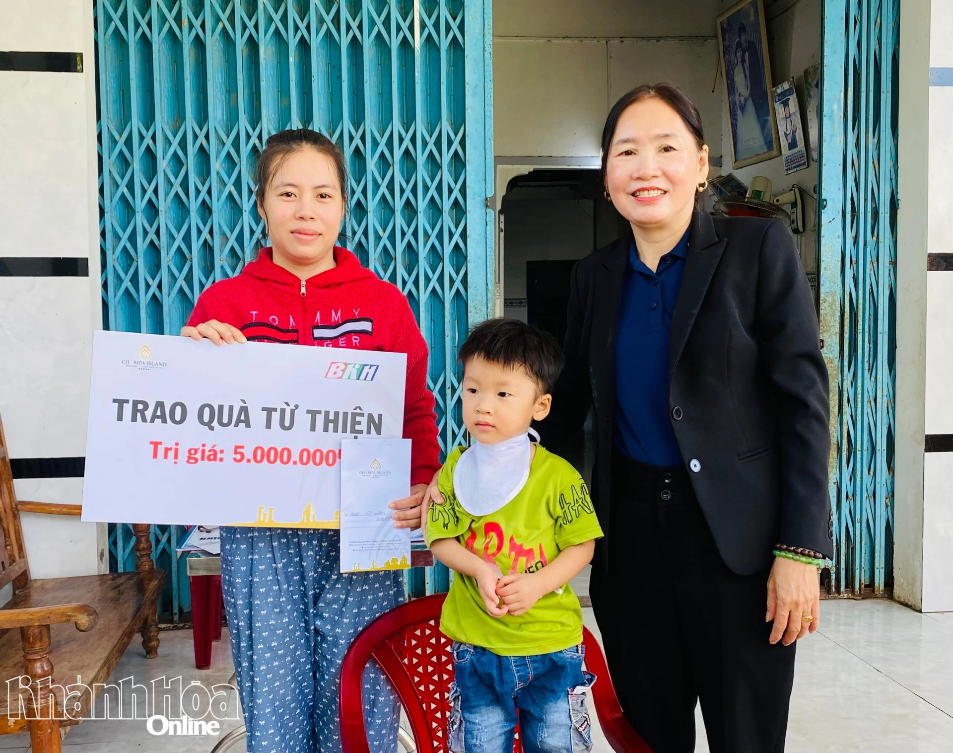 Đại diện Công ty Cổ phần Đầu tư Champagroup - Khu du lịch Champa Island Nha Trang trao tiền ủng hộ cho gia đình cháu Nguyễn Thanh Bình.