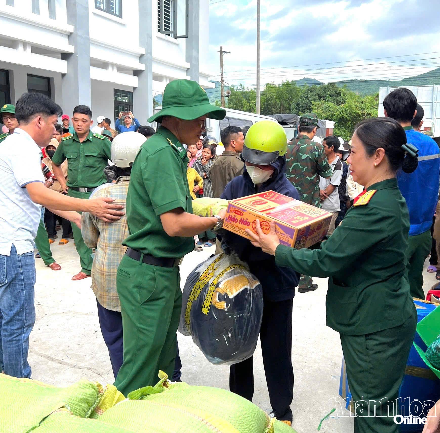 Đại diện Đoàn công tác cứu trợ TP. Hồ Chí Minh và Bộ Chỉ huy Quân sự tỉnh trao quà cho người dân xã Khánh Vĩnh.
