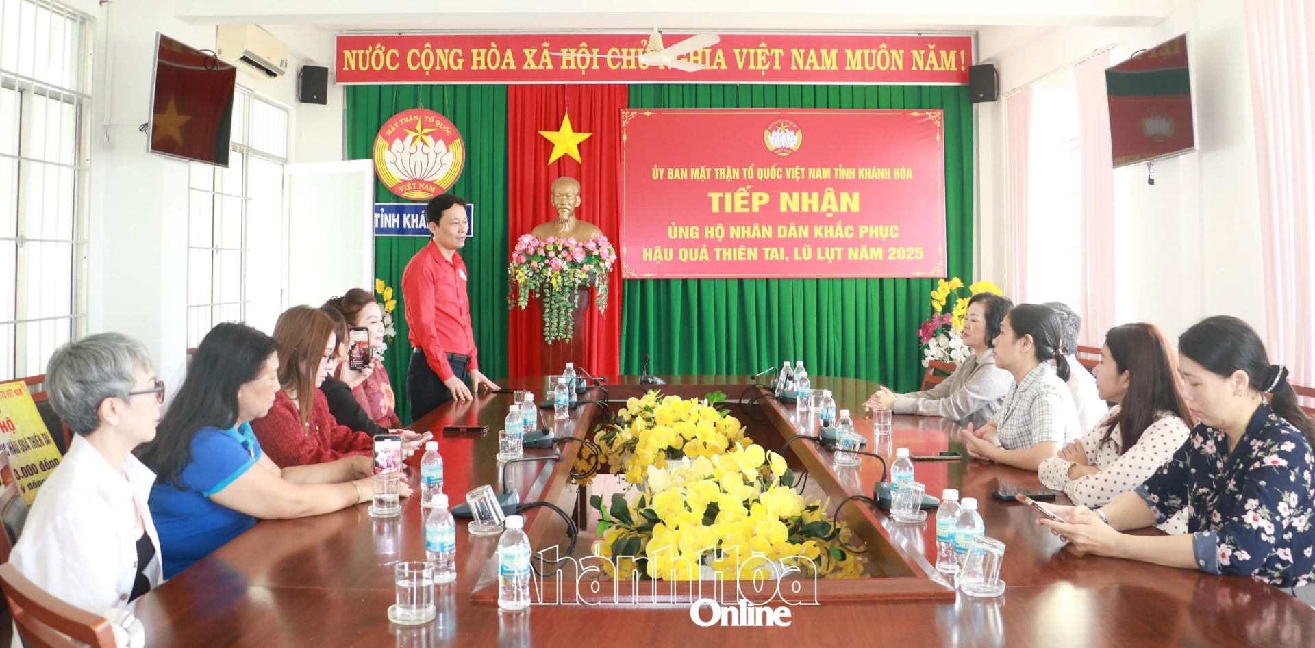 Đại diện đoàn công tác tỉnh Hưng Yên chia sẻ với những khó khăn của Nhân dân tỉnh Khánh Hòa sau đợt mưa lũ