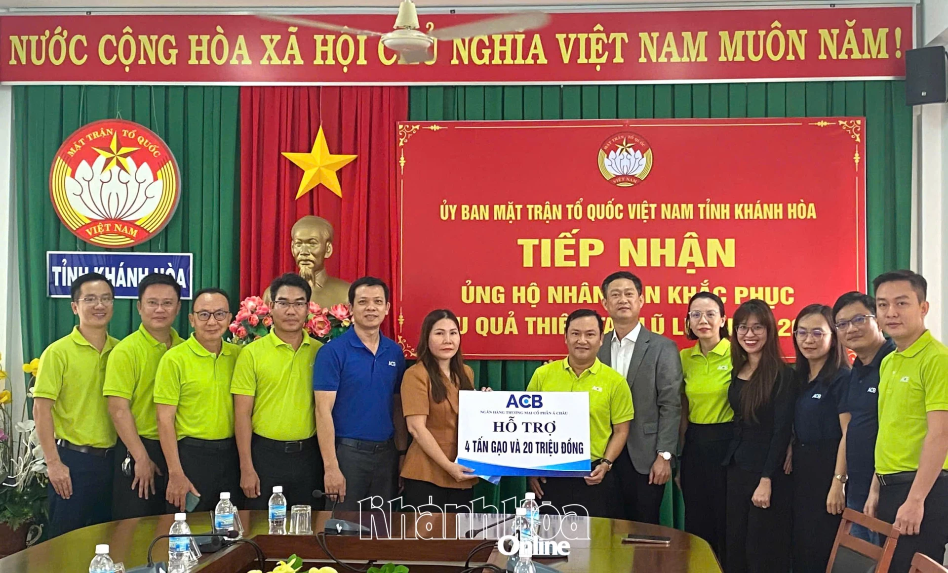 Đại diện Ngân hàng Thương mại Cổ phần Á Châu trao bảng tượng trưng ủng hộ kinh phí và hàng hóa cho người dân khắc phục thiệt hại do mưa lũ