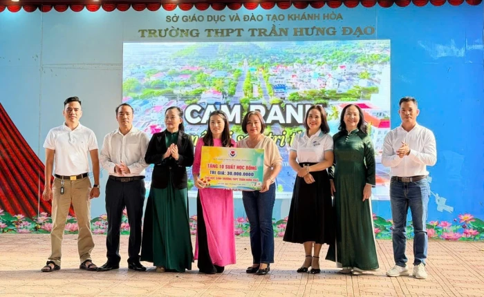 Cựu học sinh Trường THPT Phan Bội Châu trao 40 suất học bổng cho học sinh nghèo hiếu học