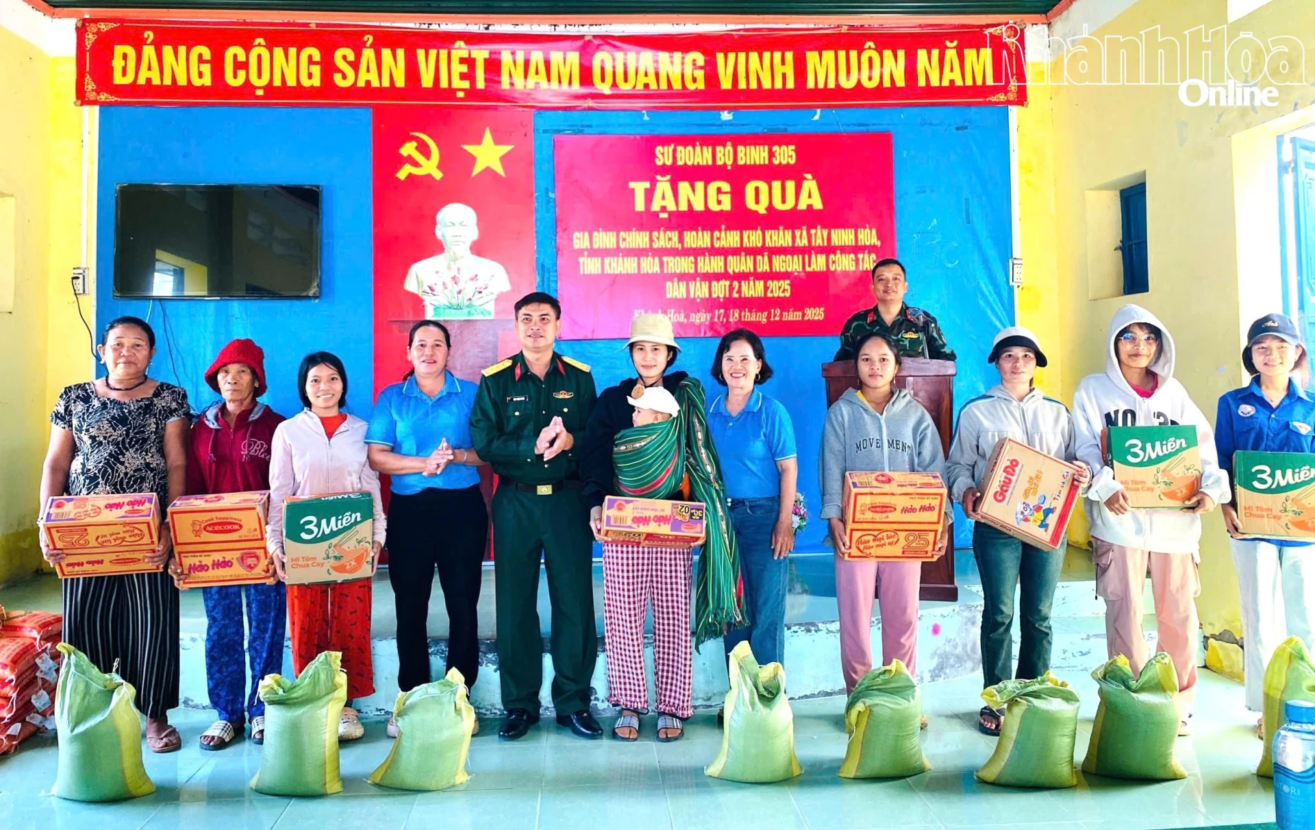 Đại diện Sư đoàn tặng quà cho các gia đình chính sách, hộ đồng bào thiểu số có hoàn cảnh khó khăn