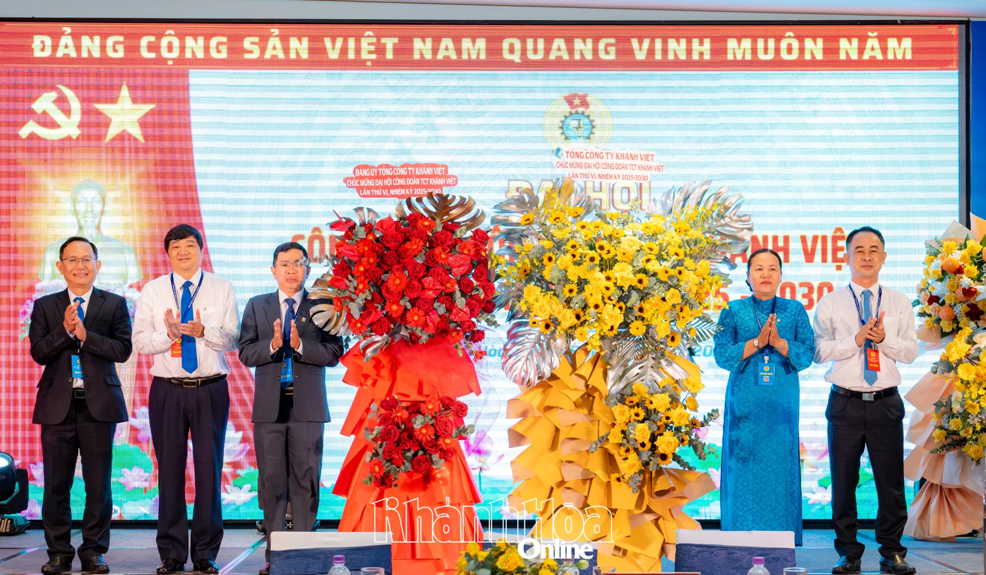 Lãnh đạo Tổng Công ty Khánh Việt tặng hoa chúc mừng đại hội