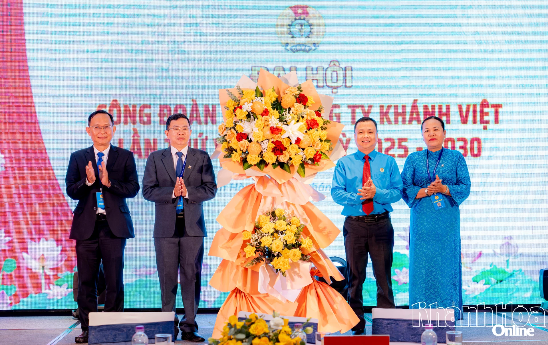 Lãnh đạo Liên đoàn Lao động tỉnh tặng hoa chúc mừng đại hội