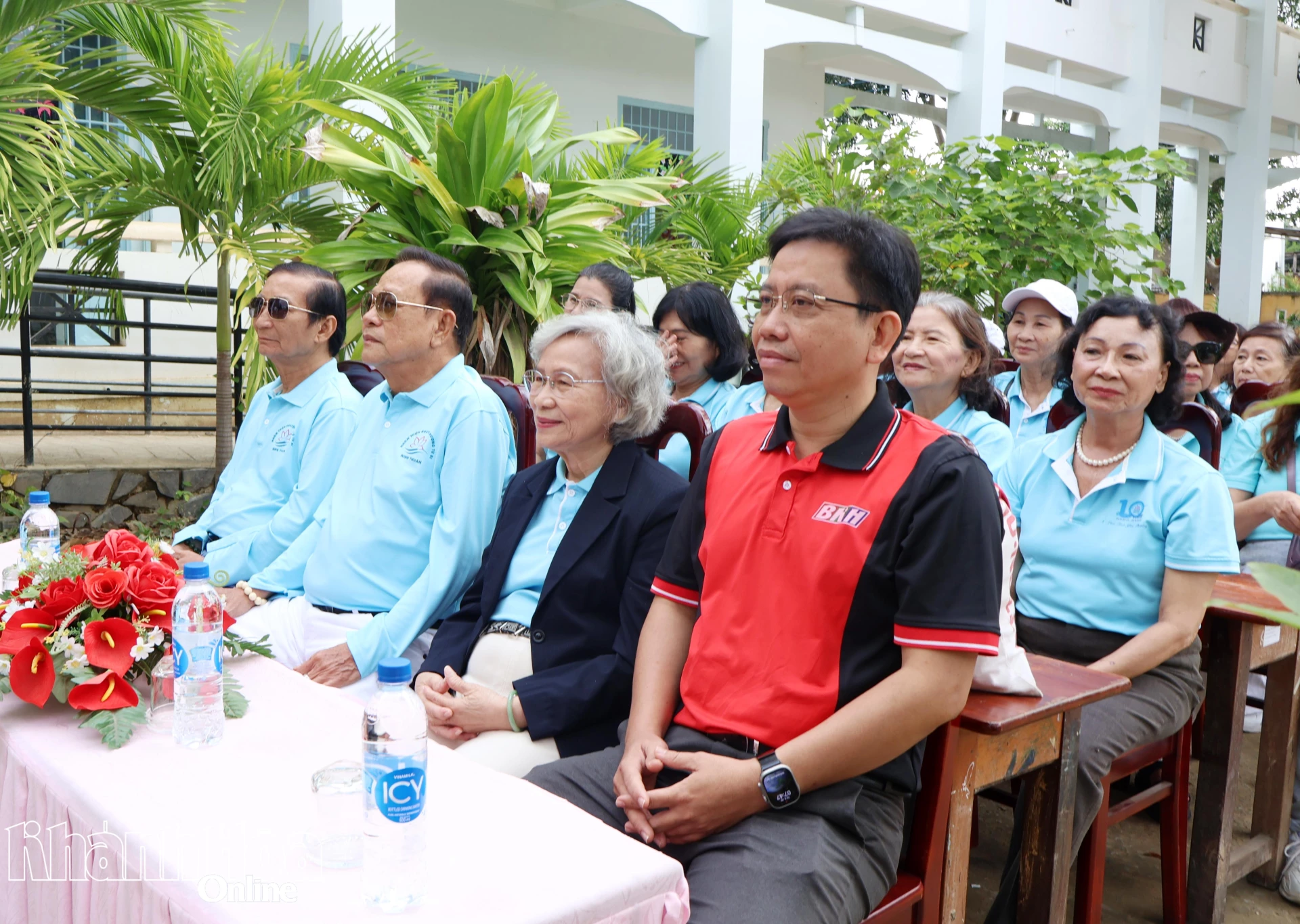 Các đại biểu tham gia chương trình.