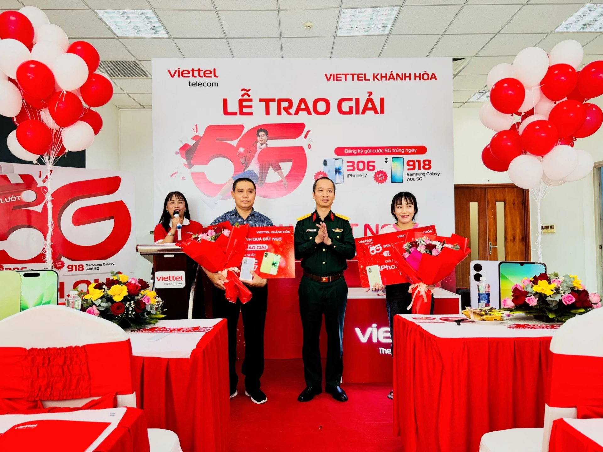 Lãnh đạo Viettel Khánh Hòa trao giải cho các khách hàng.