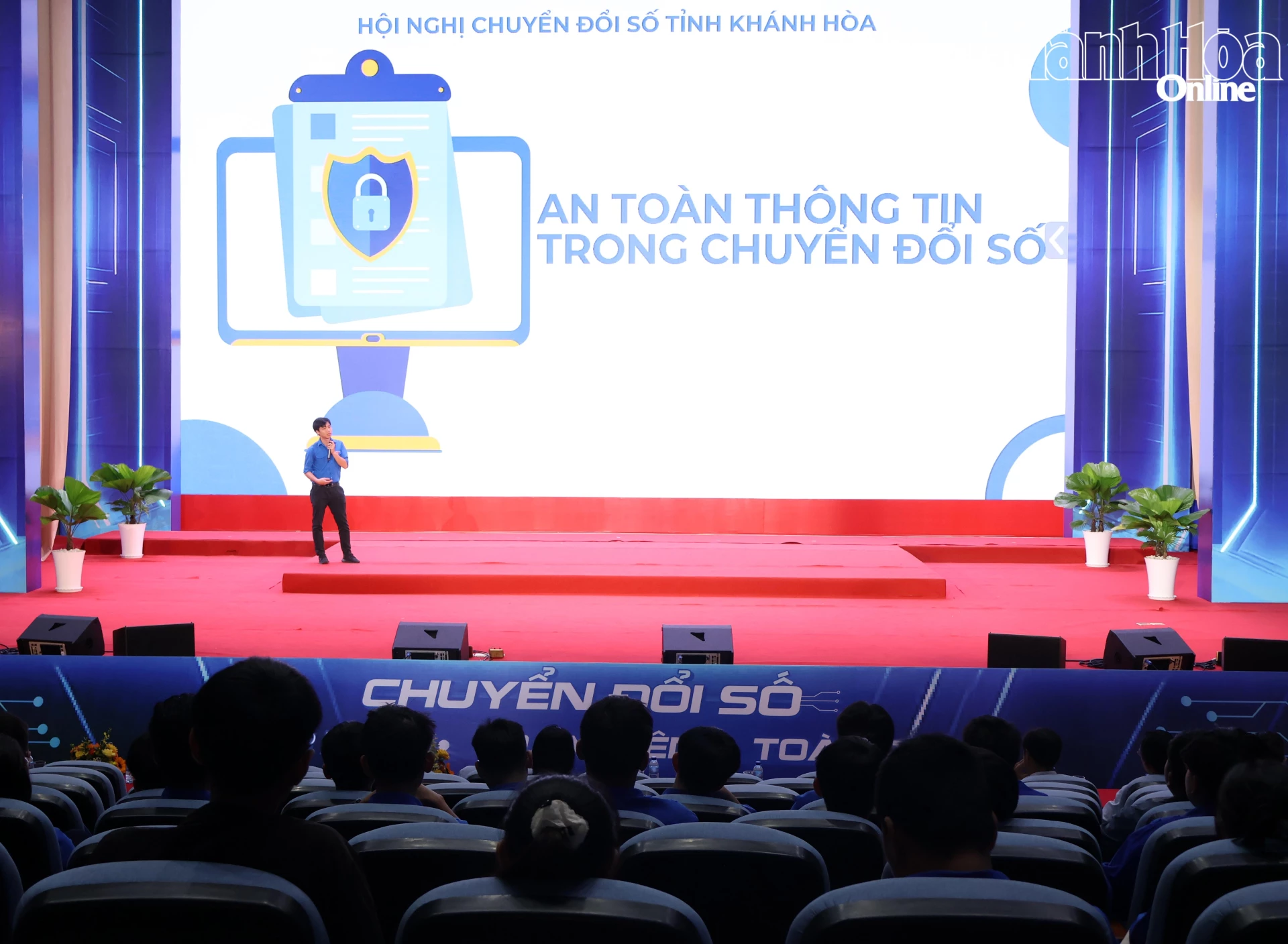 Diễn giả trình bày chủ đề An toàn thông tin trong chuyển đổi số.

