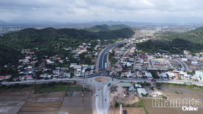 Thông xe kỹ thuật 20km đầu tuyến đường bộ cao tốc Khánh Hòa - Buôn Ma Thuột
