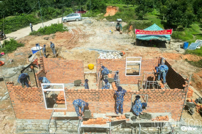 Tái thiết cuộc sống sau mưa lũ: "Chiến dịch Quang Trung": Thần tốc dựng lại mái ấm cho người dân 